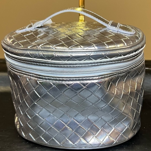 Bloomingdales Silver Makeup Case NWT - Picture 1 of 7